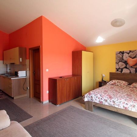 Studio Apartment Aniko Premantura Exterior foto
